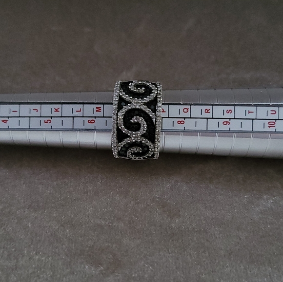 Beautiful Black and White Diamond Ring 💍 - Picture 4 of 6